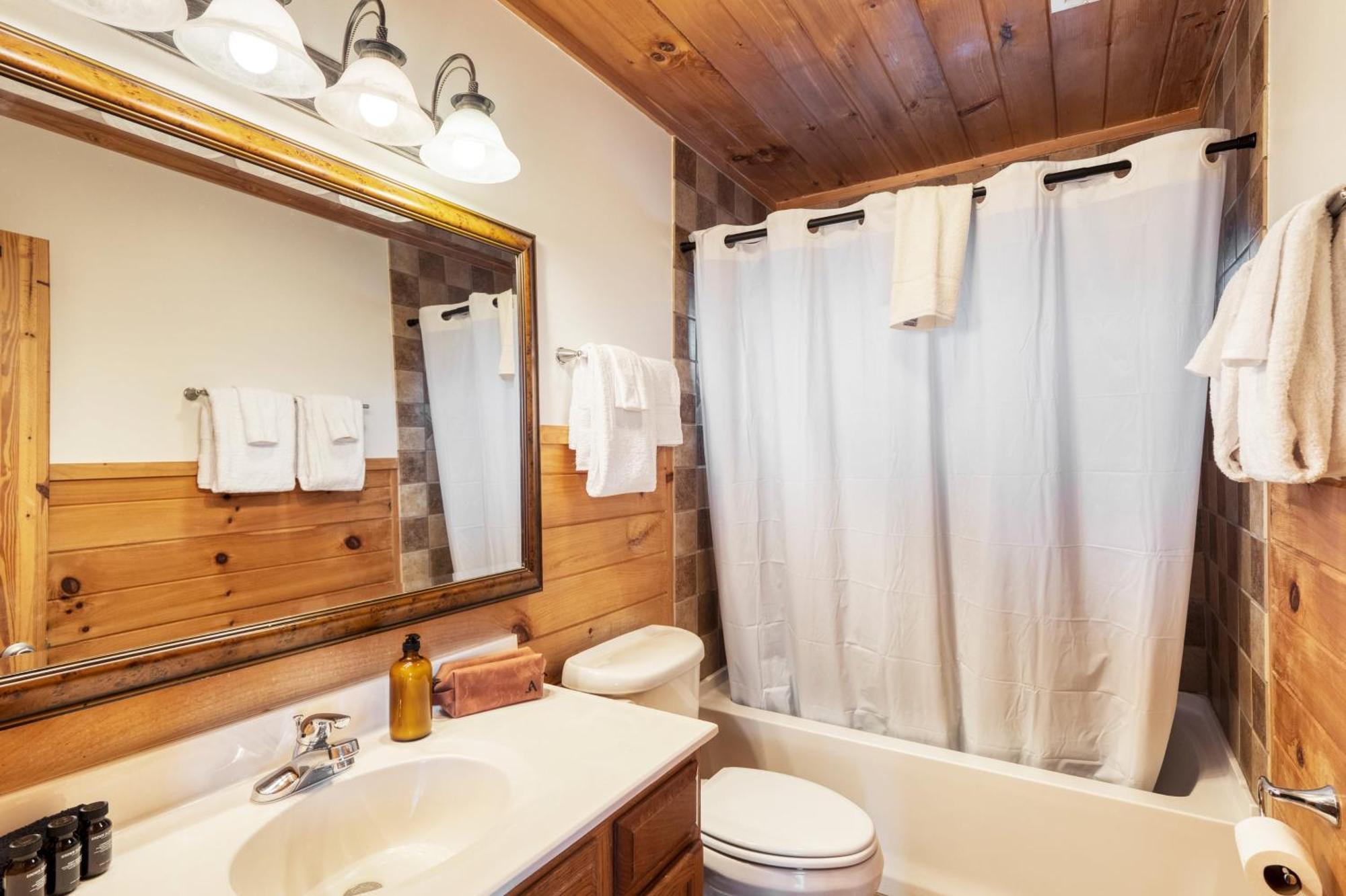Chestnut By Avantstay Mountain Cabin W Treetop Views Hot Tub Game Room Gatlinburg Dış mekan fotoğraf